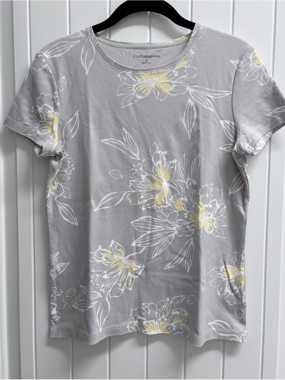 Croft & Barrow Gray Tee with White and Yellow Floral Print